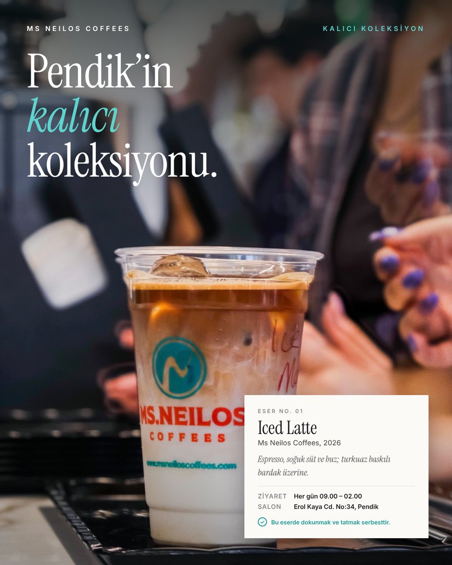 Ms Neilos'un turkuaz baskılı bardağında gerçek bir buzlu latte fotoğrafı ve yanında müze etiketi: Eser no 01, Iced Latte, ziyaret saatleri her gün 09.00–02.00. Başlık: Pendik'in kalıcı koleksiyonu.
