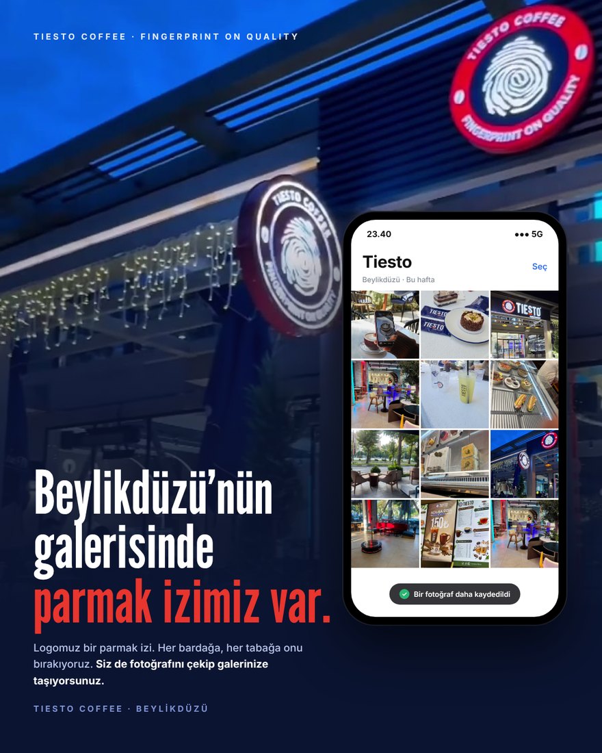 Tiesto Coffee'nin gece çekilmiş gerçek cephesi ve parmak izi logosu; önünde bir telefonda Tiesto albümü, mekândan gerçek fotoğraflarla dolu. Başlık: Beylikdüzü'nün galerisinde parmak izimiz var.